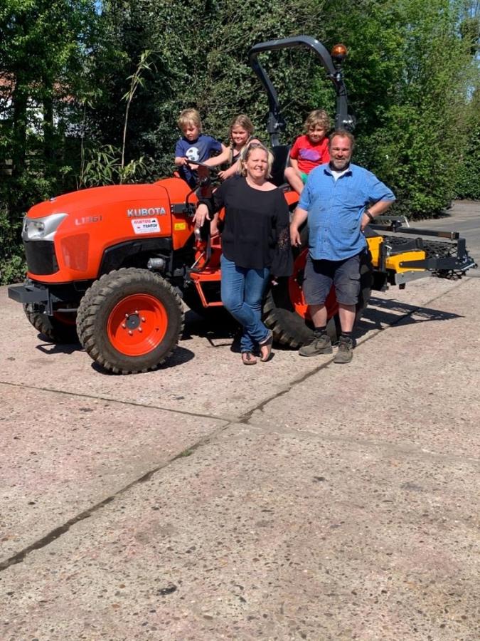 Kubota L 1361 met Orsi rotoreg en Maschio frees geleverd aan Ooms NV 